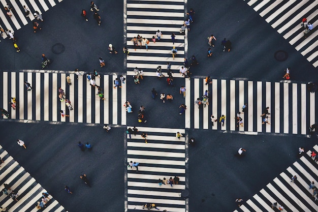 Photo vue à haut angle des gens traversant la rue