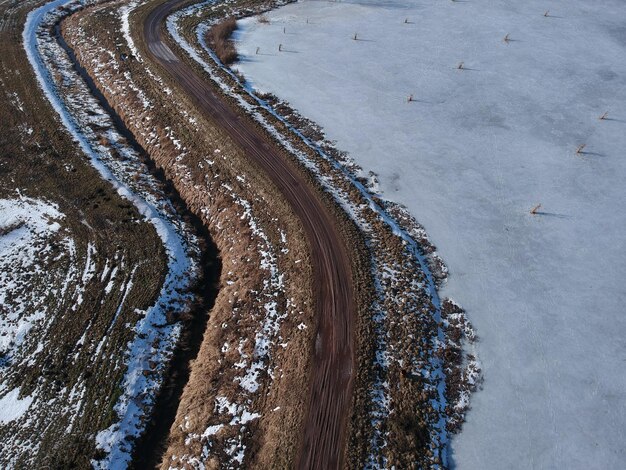 Vue à haut angle de la glace sur la route