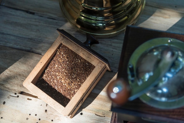 Vue à haut angle des grains de café dans le verre sur la table