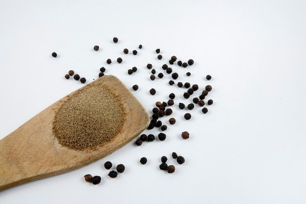 Photo vue à haut angle des grains de café sur un fond blanc