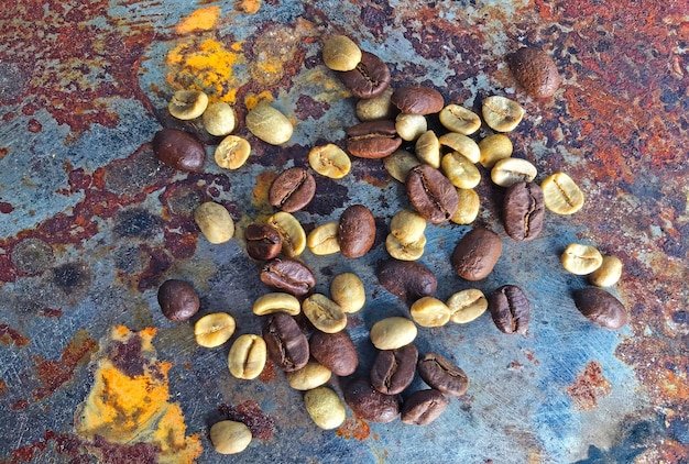 Vue à haut angle des grains de café sur la table