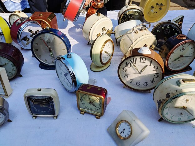 Photo vue à haut angle de l'horloge sur la table