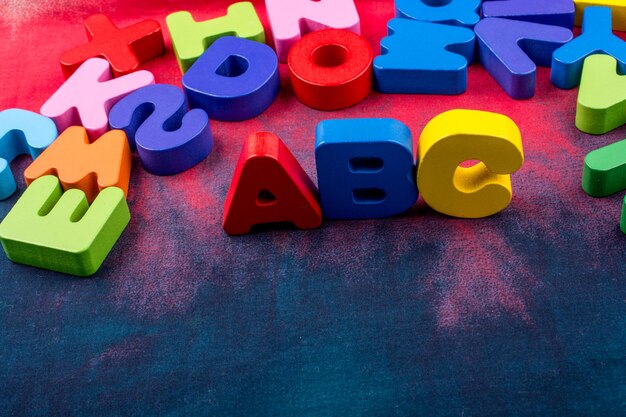 Vue à haut angle des jouets sur la table