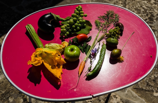 Photo vue à haut angle des légumes sur l'assiette