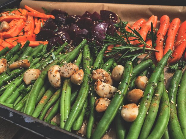 Photo vue à haut angle des légumes sur le barbecue