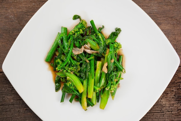 Vue à haut angle des légumes dans l'assiette sur la table