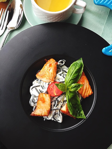 Vue à haut angle des légumes dans l'assiette sur la table