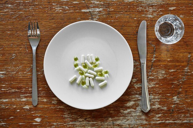 Photo vue à haut angle des légumes dans l'assiette sur la table
