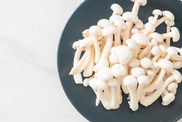 Vue à haut angle des légumes dans le bol sur la table