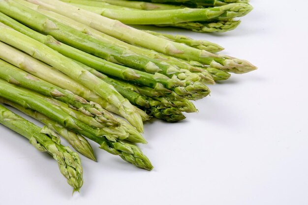 Vue à haut angle des légumes sur fond blanc