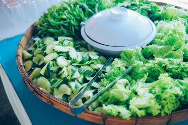 Photo vue à haut angle des légumes hachés dans un bol sur la table