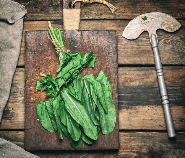 Vue à haut angle des légumes hachés sur la table