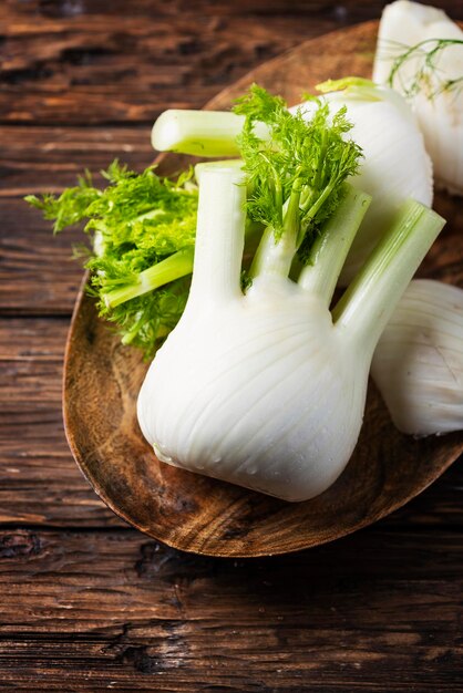 Vue à haut angle des légumes hachés sur la table