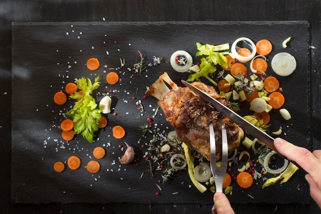 Vue à haut angle des légumes sur la planche à couper