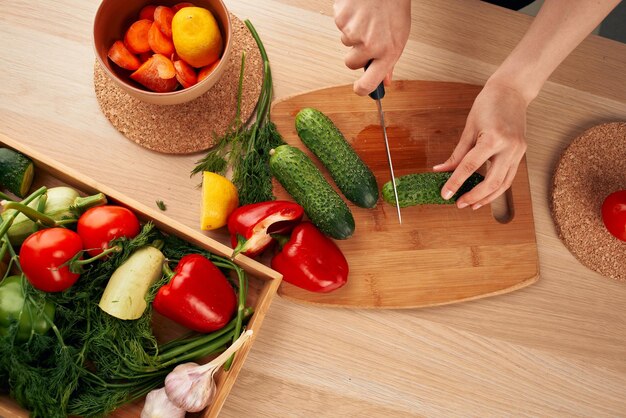 Vue à haut angle des légumes sur la planche à couper