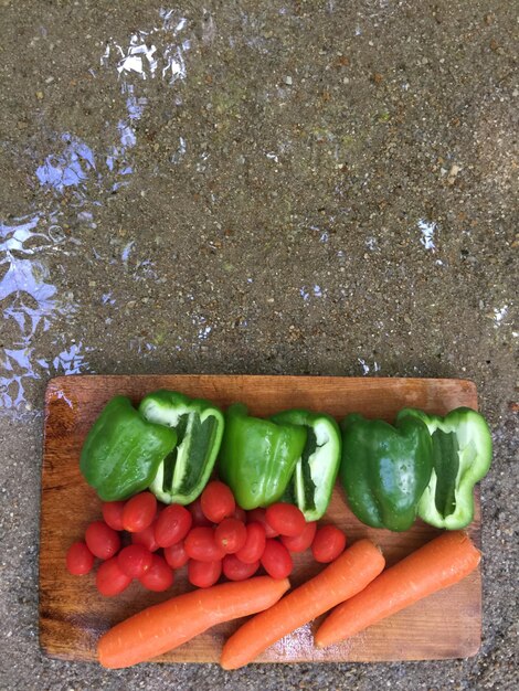 Vue à haut angle des légumes sur la planche à couper