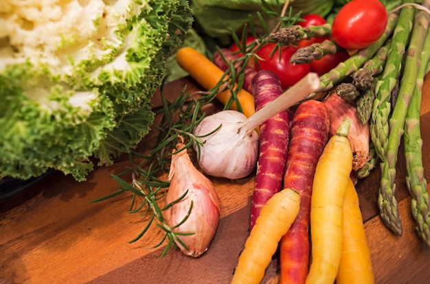 Vue à haut angle des légumes sur la table