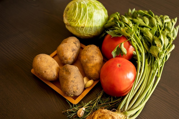 Vue à haut angle des légumes sur la table