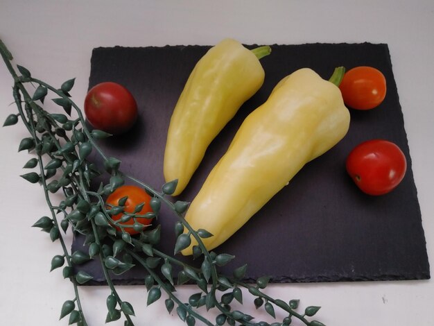 Vue à haut angle des légumes sur la table