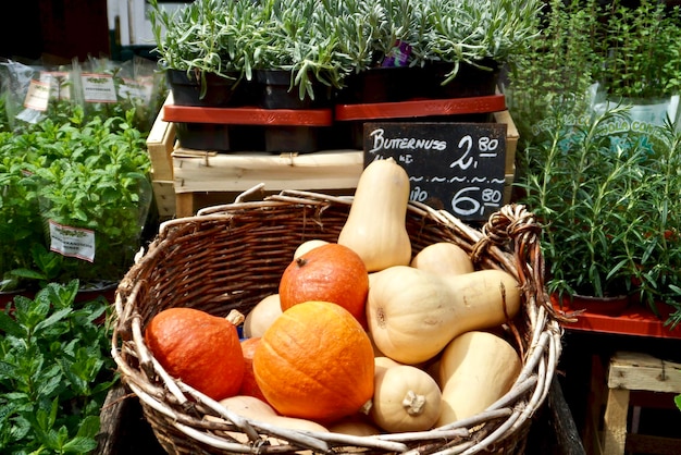 Photo vue à haut angle des légumes à vendre au stand du marché