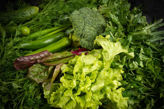 Vue à haut angle des légumes à vendre sur le marché