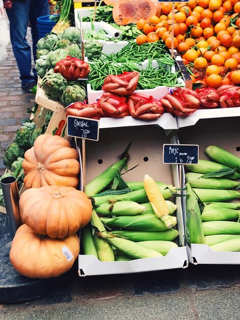 Photo vue à haut angle des légumes à vendre sur le marché