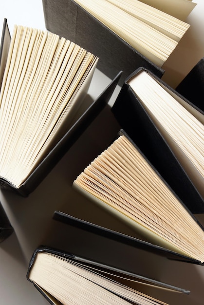 Vue à haut angle des livres sur la table
