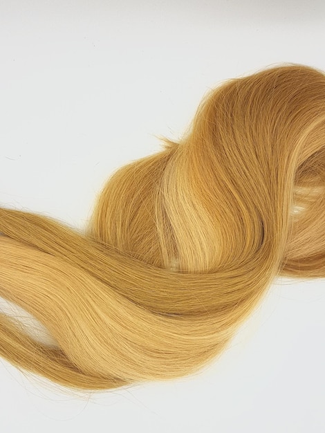 Vue à haut angle des longs cheveux blonds sur fond blanc