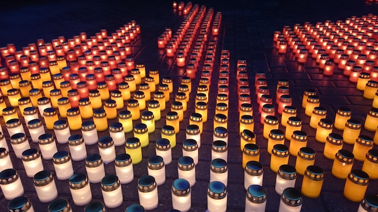 Photo vue à haut angle de lumières multicolores dans le noir