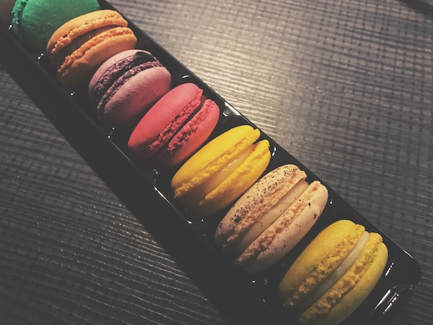 Photo vue à haut angle de macaroons multicolores dans une boîte sur table