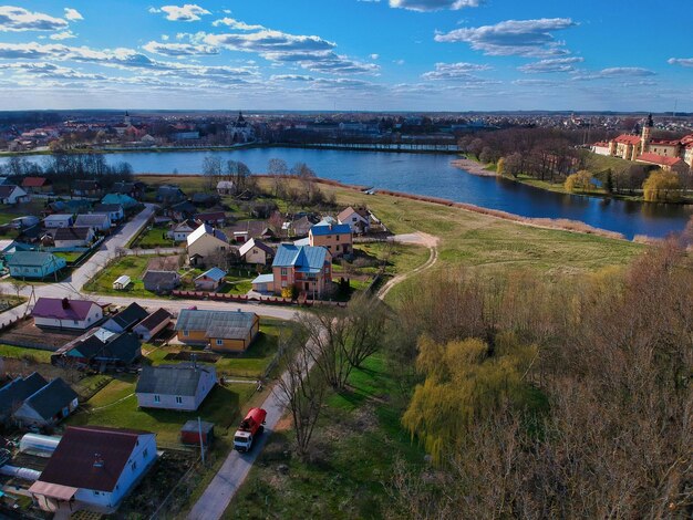 Vue à haut angle des maisons et des bâtiments contre le ciel