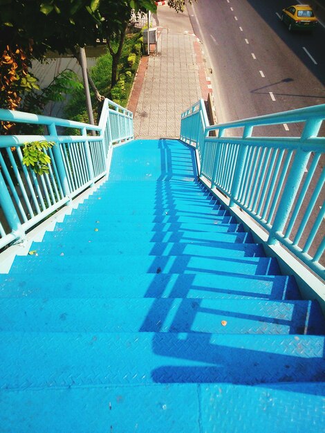 Vue en haut angle des marches bleues menant vers le trottoir