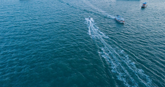 Vue à haut angle de la mer ondulée