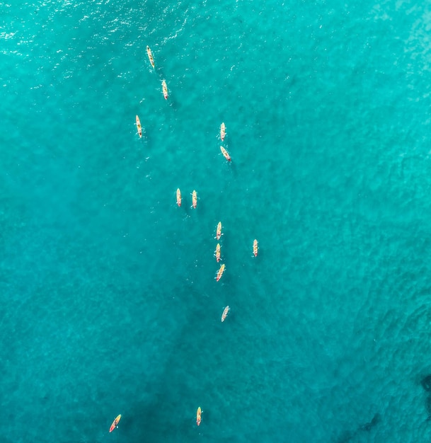 Vue à haut angle de la natation en mer