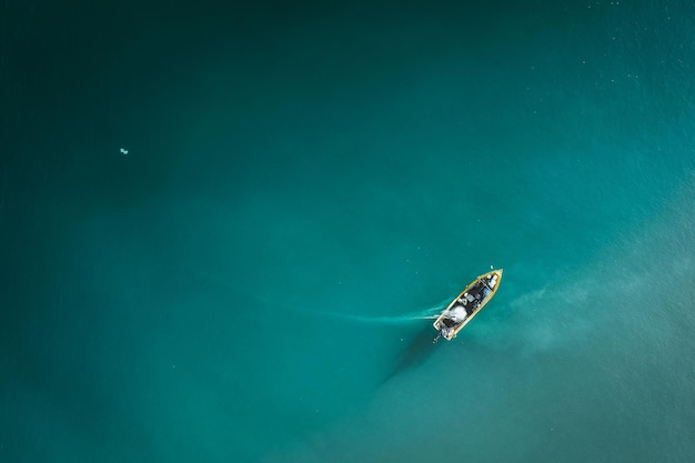 Vue à haut angle de la natation en mer