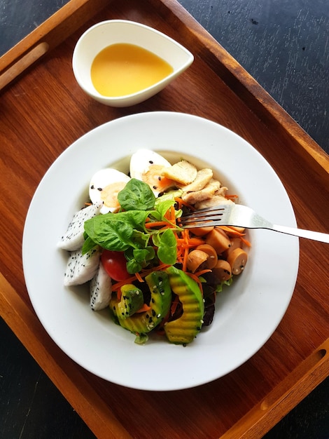 Vue en haut angle de la nourriture dans l'assiette sur la table