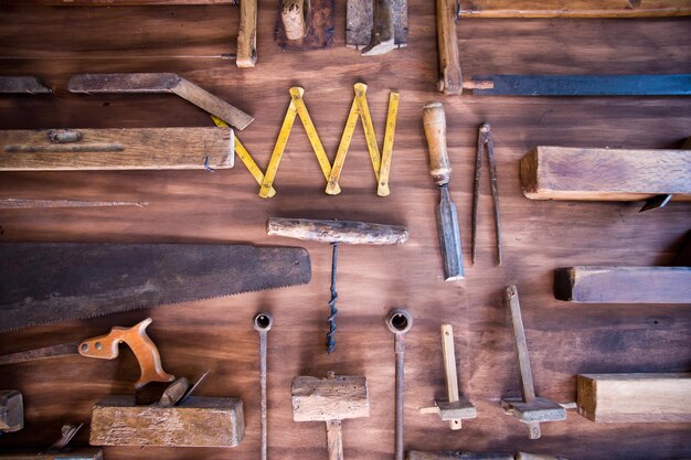 Vue à haut angle des objets sur une table en bois