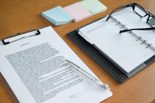 Vue à haut angle de l'ordinateur portable et du livre sur la table