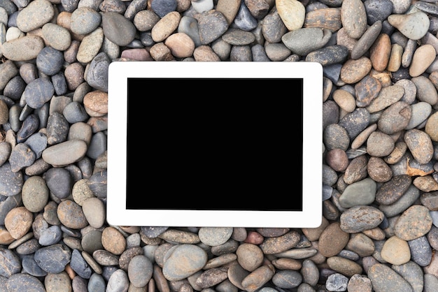 Photo vue à haut angle de l'ordinateur portable sur le rocher