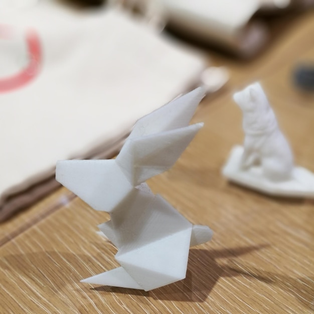 Photo vue à haut angle de l'origami sur la table