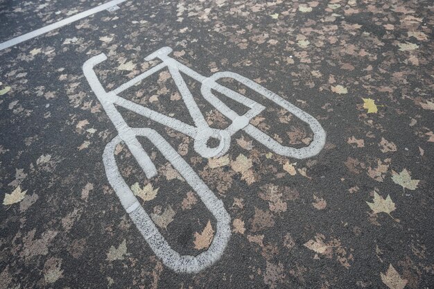 Vue en haut angle d'un panneau routier dans la rue