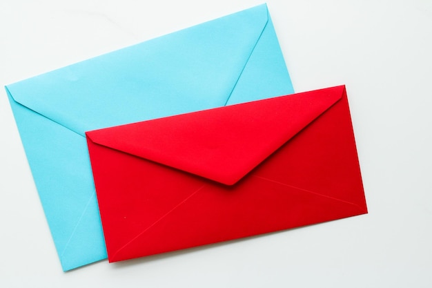 Vue à haut angle de papiers multicolores sur fond blanc