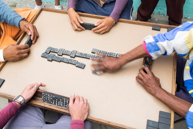 Vue à haut angle des personnes sur la table