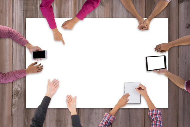 Vue à haut angle des personnes sur la table