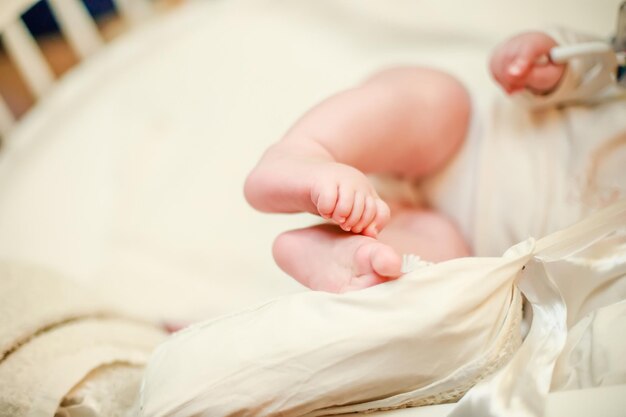 Vue en haut angle d'une petite fille qui dort sur le lit à la maison