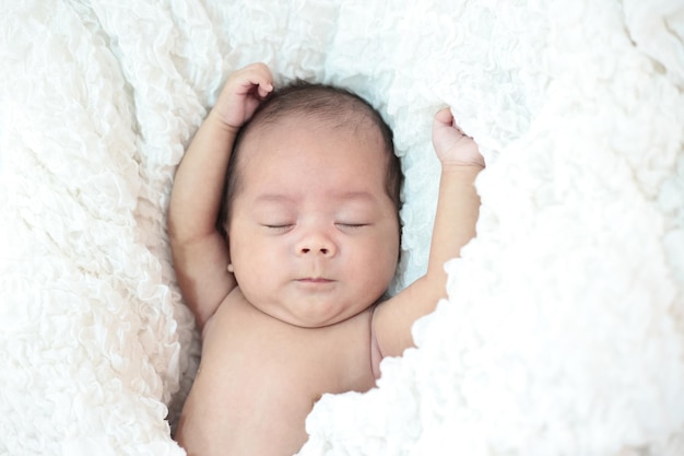 Vue à haut angle d'une petite fille qui dort sur le lit