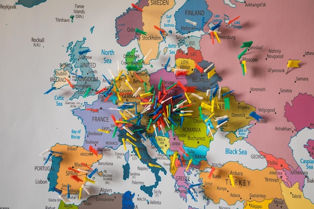 Vue à haut angle des petits drapeaux sur la carte