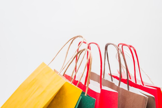 Vue à haut angle des pinces à linge multicolores sur fond blanc