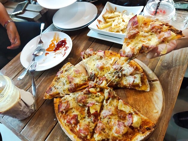 Photo vue à haut angle de la pizza sur la table