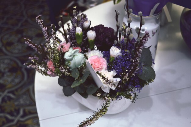 Vue à haut angle d'une plante à fleurs sur table